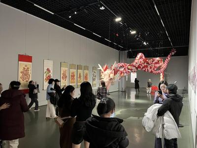 賞畫(huà)過(guò)節(jié) 威海市'新生活 新風(fēng)尚 新年畫(huà)'活動(dòng)點(diǎn)亮傳統(tǒng)文化新魅力